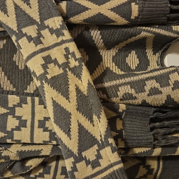 Aztec Print Knit Cardigan Size Large Grey and Beige - Picture 4 of 6